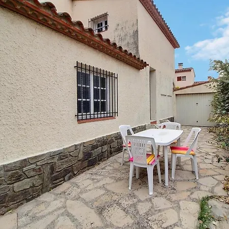 Meuble Trois Etoiles Au Premier Etage D'une Maison Typique *
