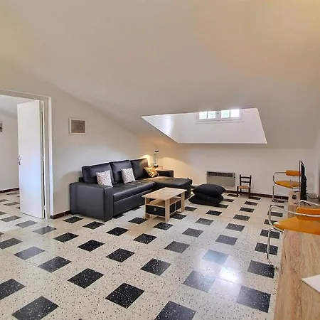 Meuble Trois Etoiles Au Premier Etage D'une Maison Typique *