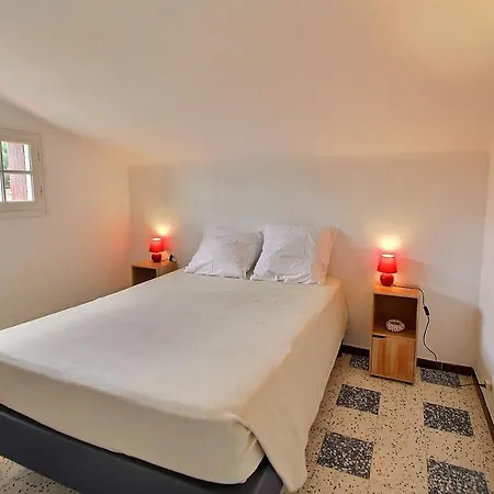 Meuble Trois Etoiles Au Premier Etage D'une Maison Typique *
