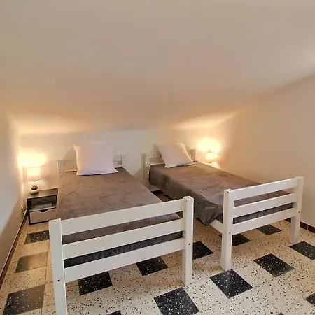 Meuble Trois Etoiles Au Premier Etage D'une Maison Typique *