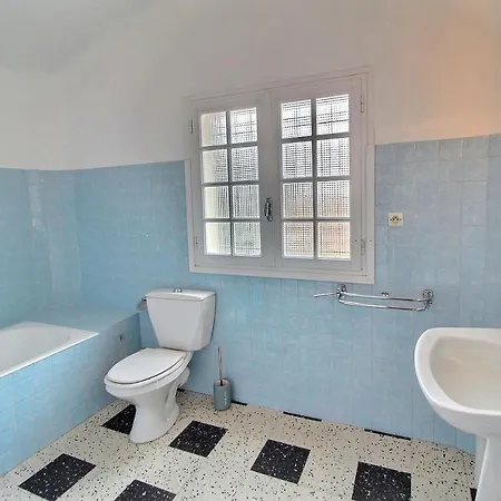 Meuble Trois Etoiles Au Premier Etage D'une Maison Typique